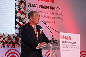 開所式で挨拶する半沢社長