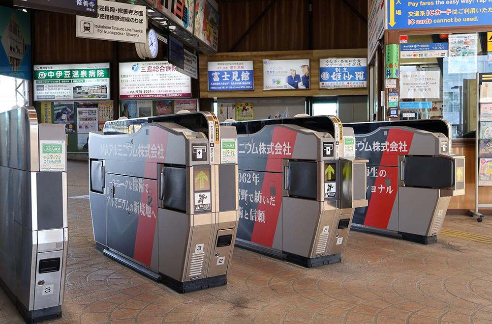 ラッピングされた自動改札機写真2